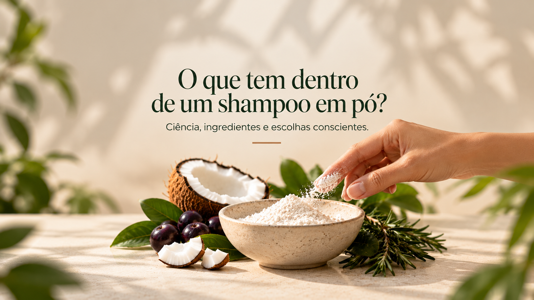 Mão tocando shampoo em pó branco em uma tigela de cerâmica, com coco, frutos e folhas ao redor. Banner Cabano sobre ingredientes e ciência cosmética.